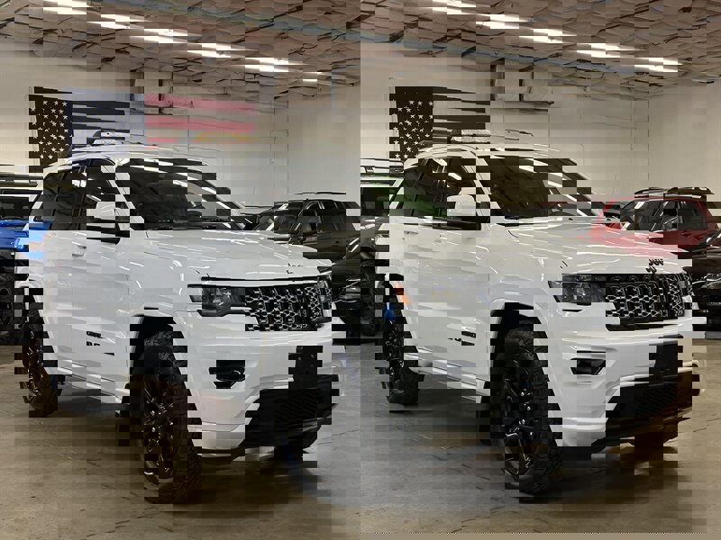 Used 2017 Jeep Grand Cherokee Altitude image 1