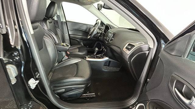 Used 2017 Jeep Compass Latitude w/ Cold Weather Group AWD/4WD image 31