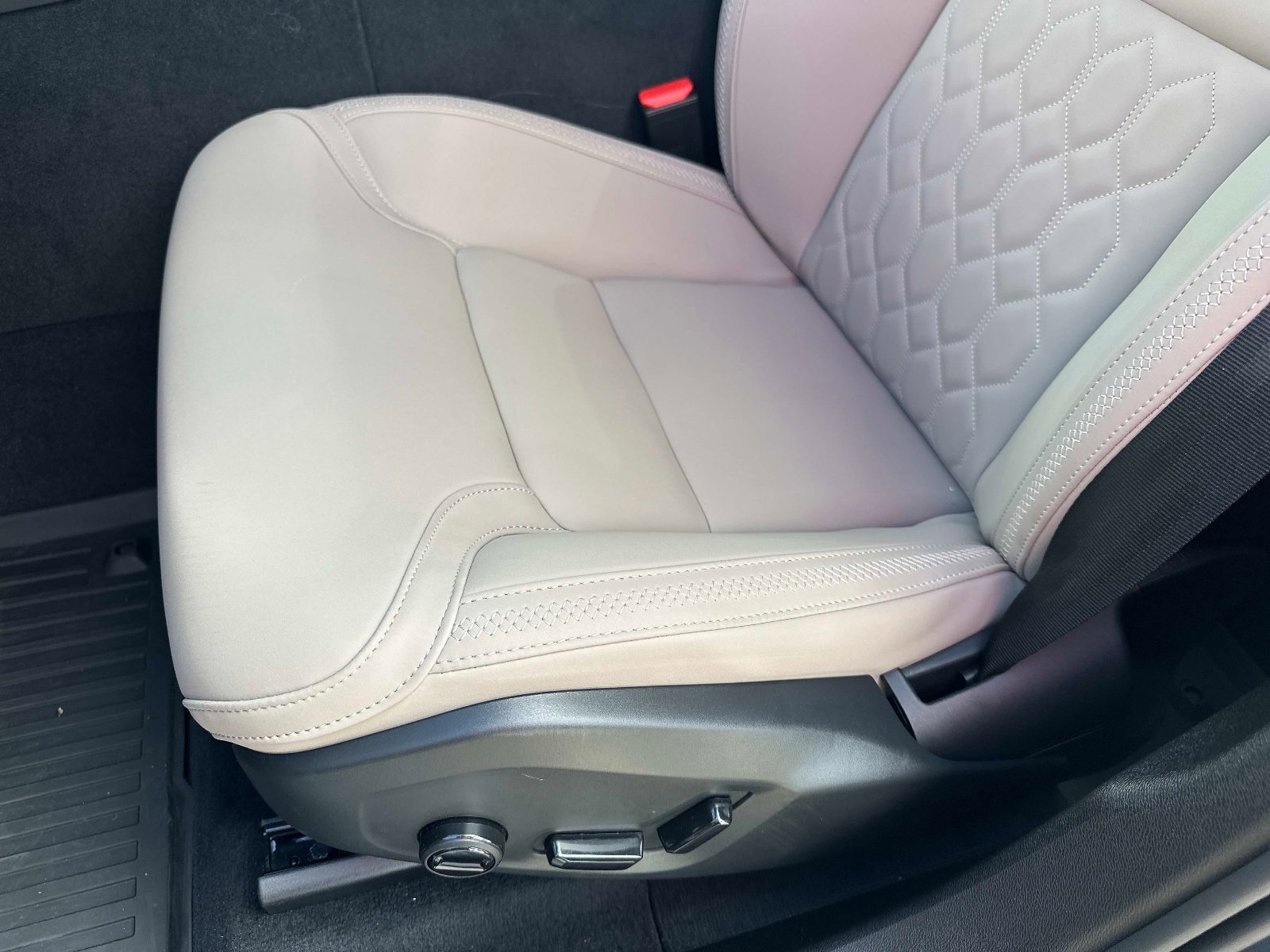 Certified 2026 Volvo XC60 B5 Plus w/ Protection Package Premier image 19