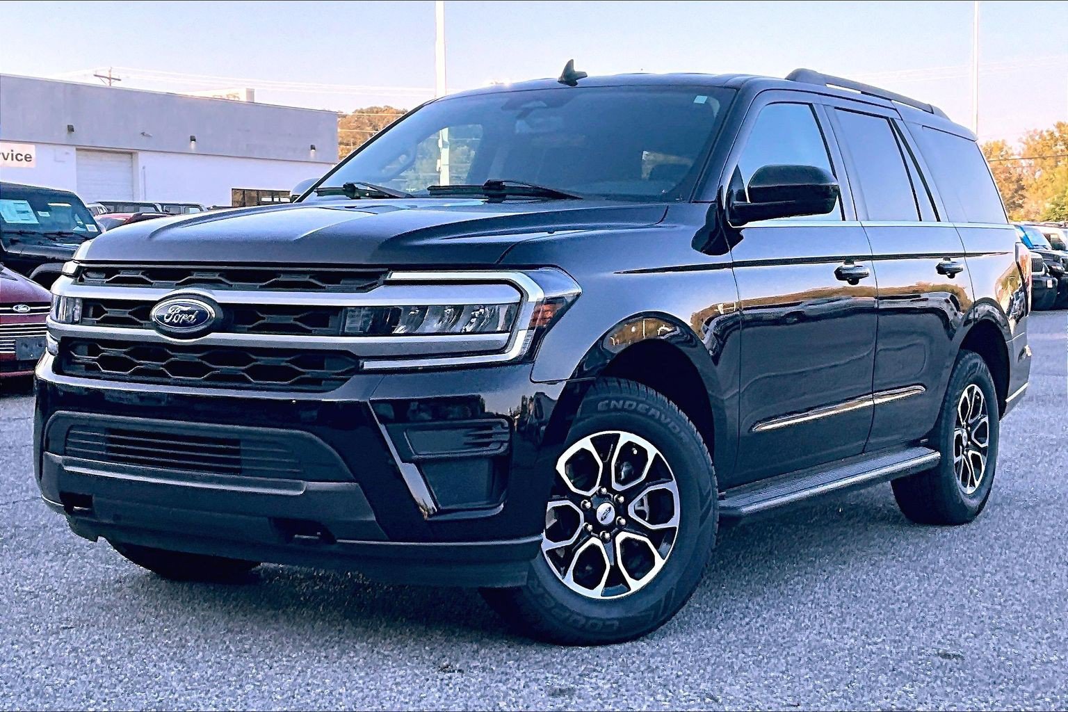 Used 2023 Ford Expedition XLT AWD/4WD image 3