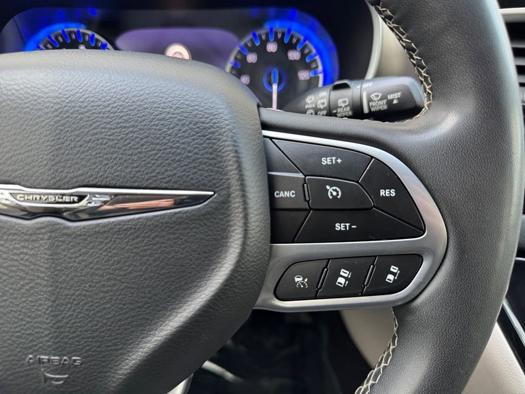 Used 2022 Chrysler Pacifica Touring-L image 24