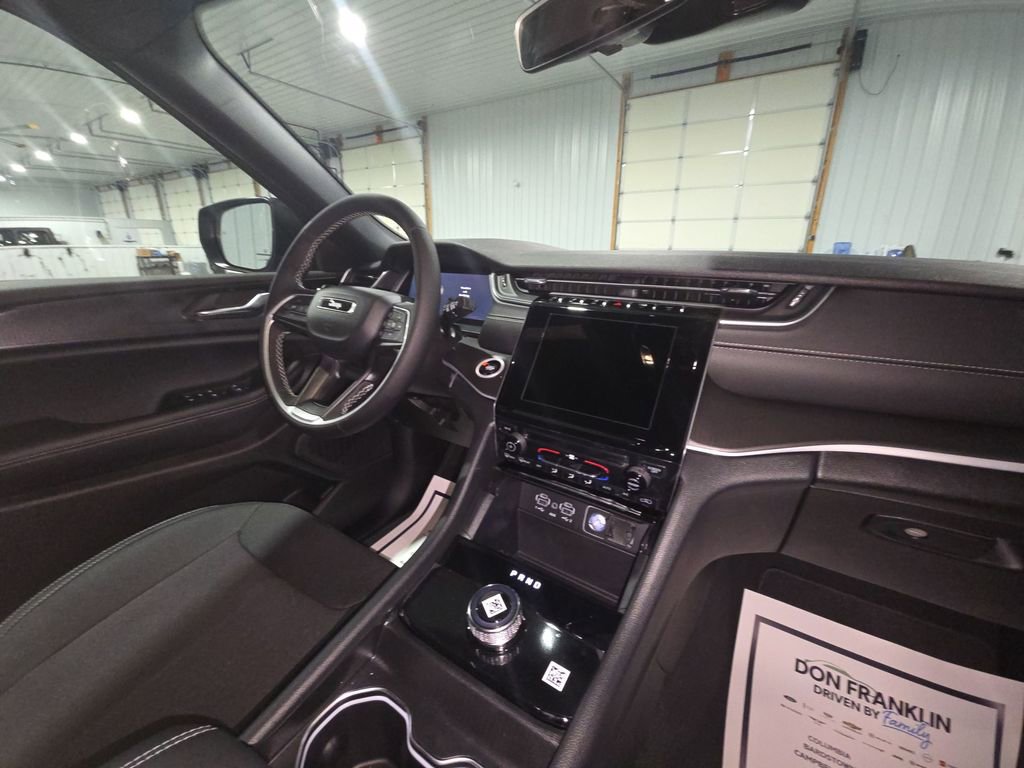New 2025 Jeep Grand Cherokee L Laredo image 11