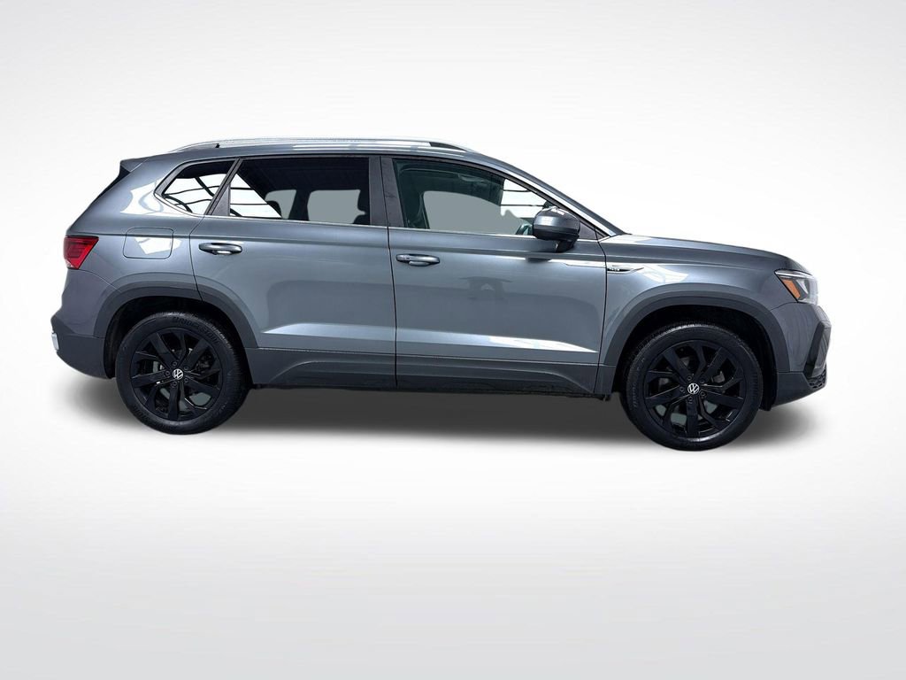 Used 2022 Volkswagen Taos SE FWD image 2