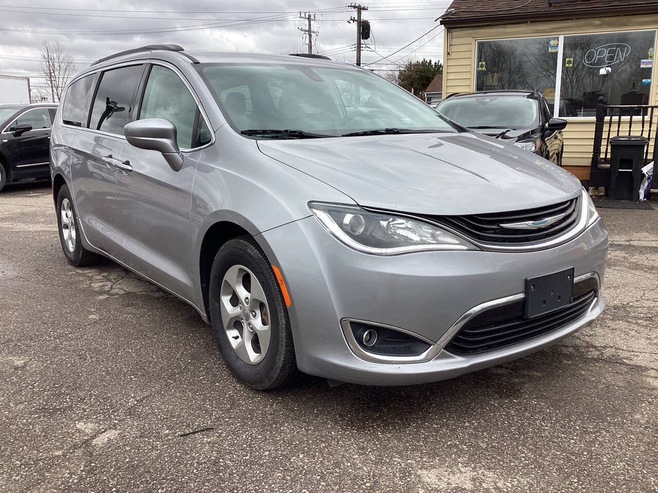 Used 2018 Chrysler Pacifica Touring Plus FWD image 36