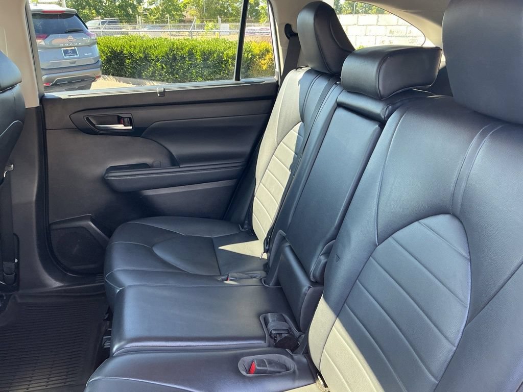 Used 2022 Toyota Highlander XLE AWD/4WD image 25