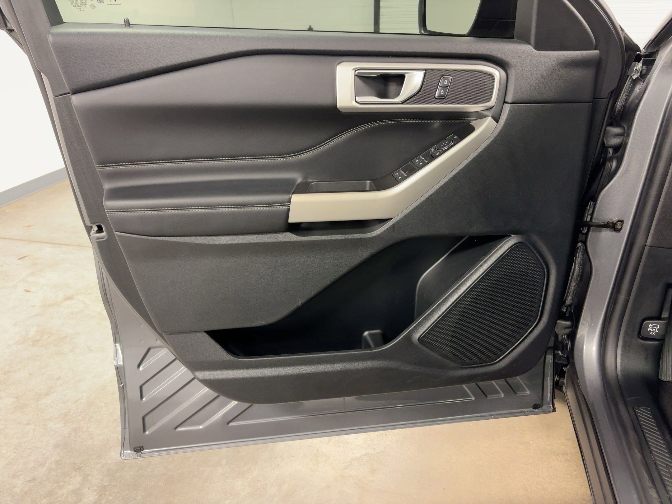 Used 2022 Ford Explorer XLT w/ Equipment Group 202A image 11