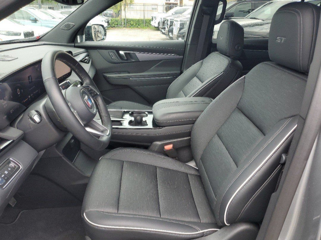 Used 2025 Buick Enclave Sport Touring w/ Power Package FWD image 21
