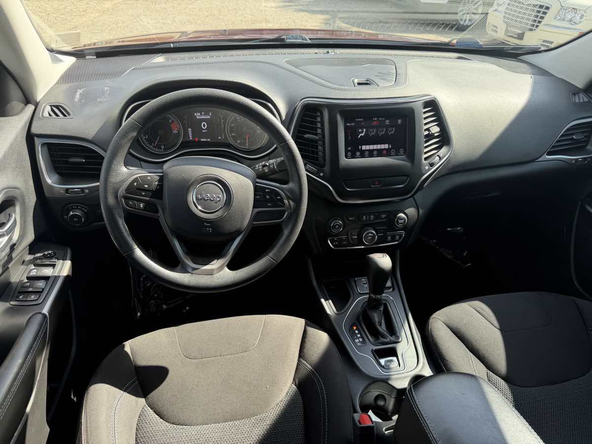Used 2019 Jeep Cherokee Latitude w/ Popular Appearance Group FWD image 9