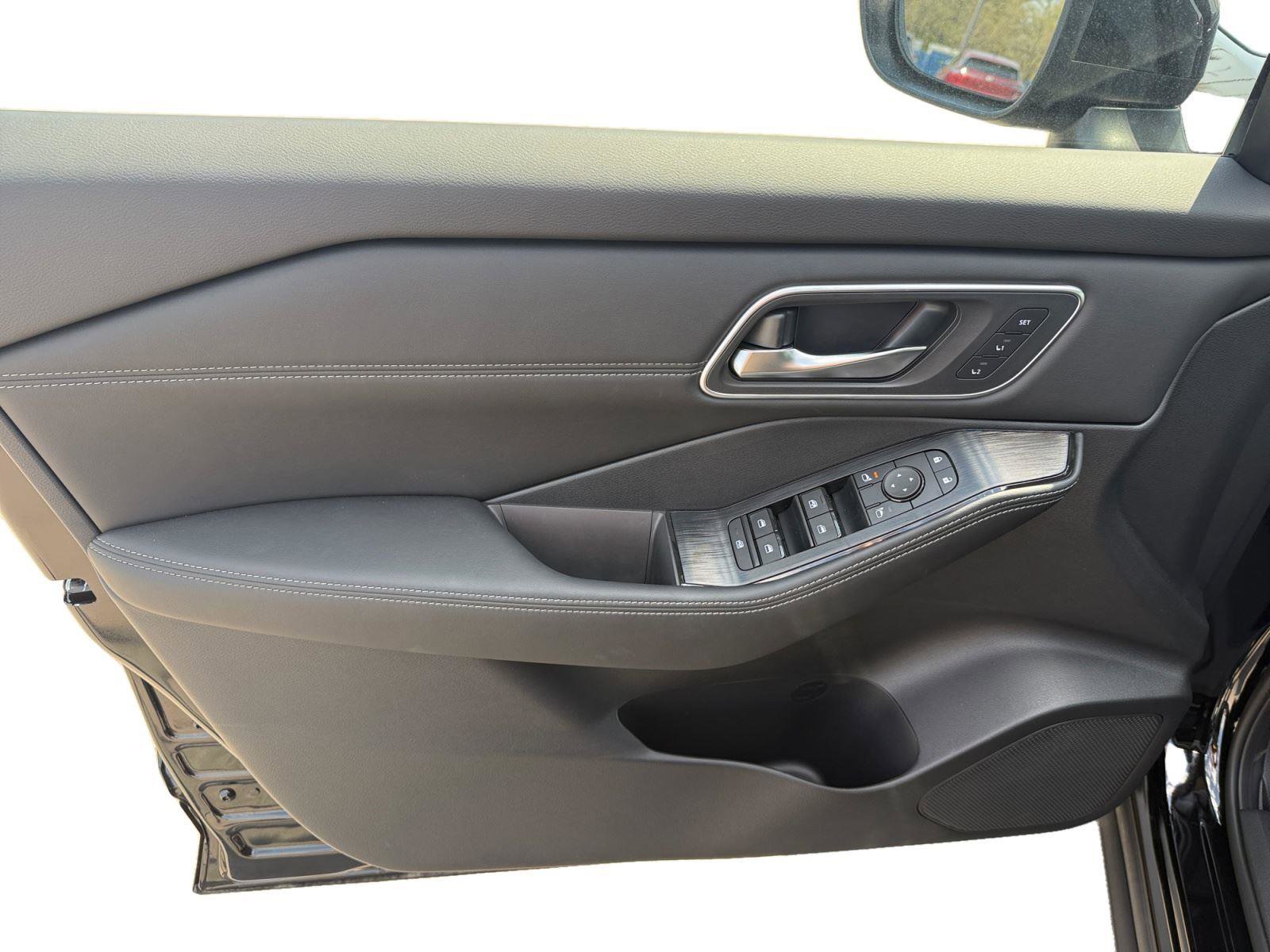 New 2026 Nissan Rogue Platinum AWD/4WD image 9