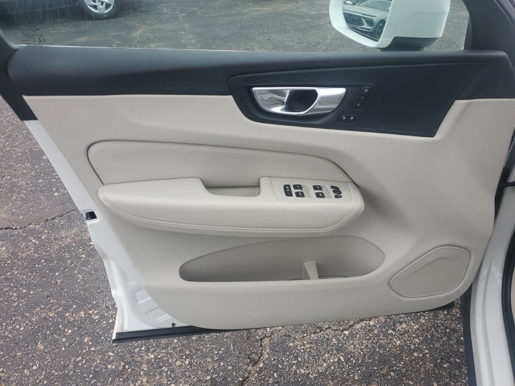 Used 2023 Volvo XC60 B5 Plus FWD image 16