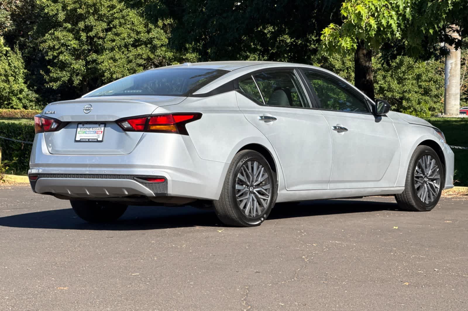 Used 2025 Nissan Altima 2.5 SV FWD image 2