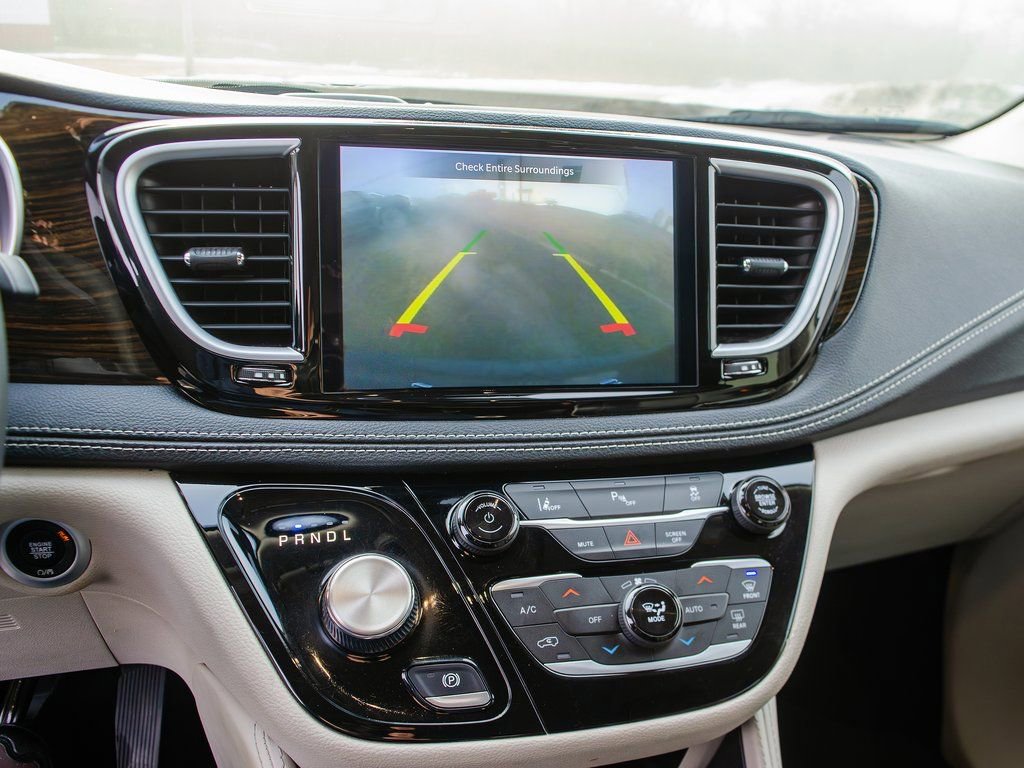 Used 2023 Chrysler Pacifica Limited image 21