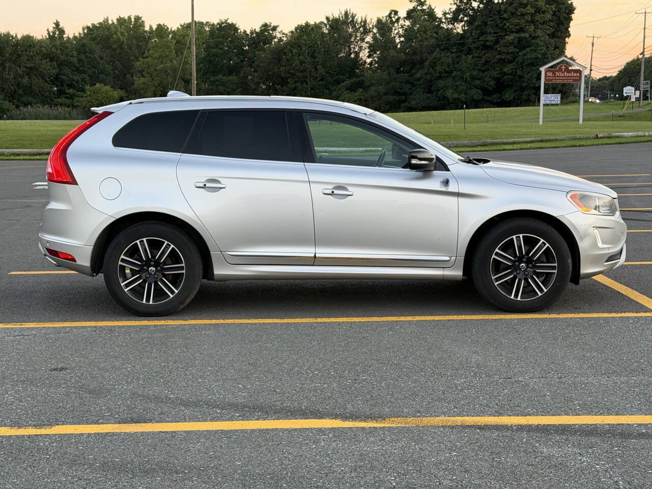 Used 2017 Volvo XC60 T5 Dynamic w/ Preferred Option Package AWD/4WD image 4