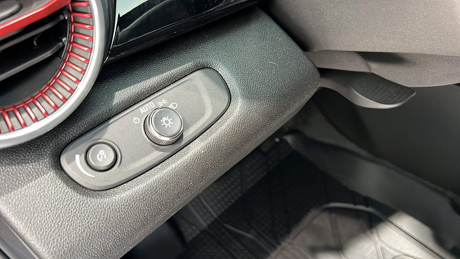 New 2025 Chevrolet Trax RS w/ Driver Confidence Package image 25