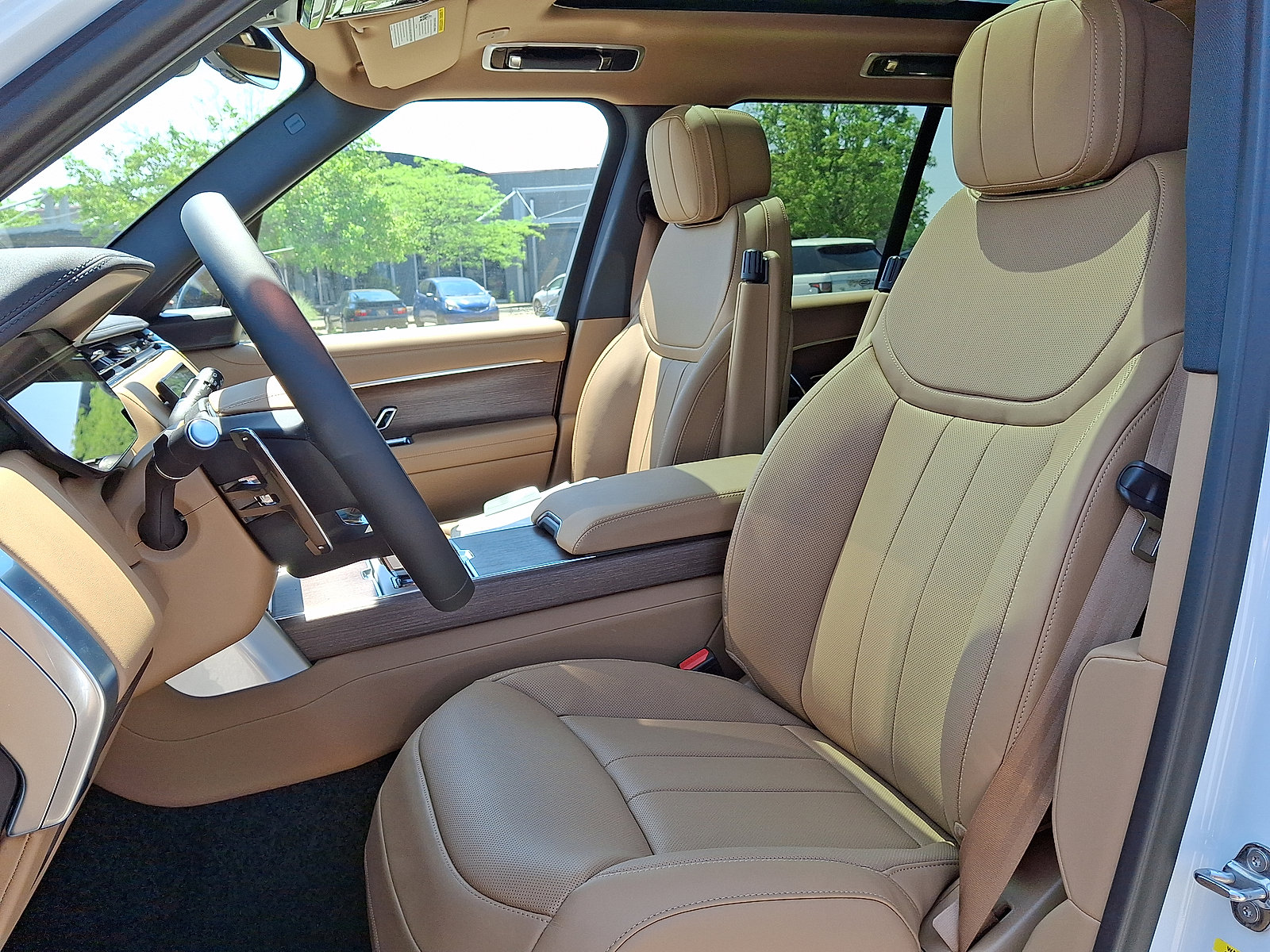 New 2025 Land Rover Range Rover SE image 3