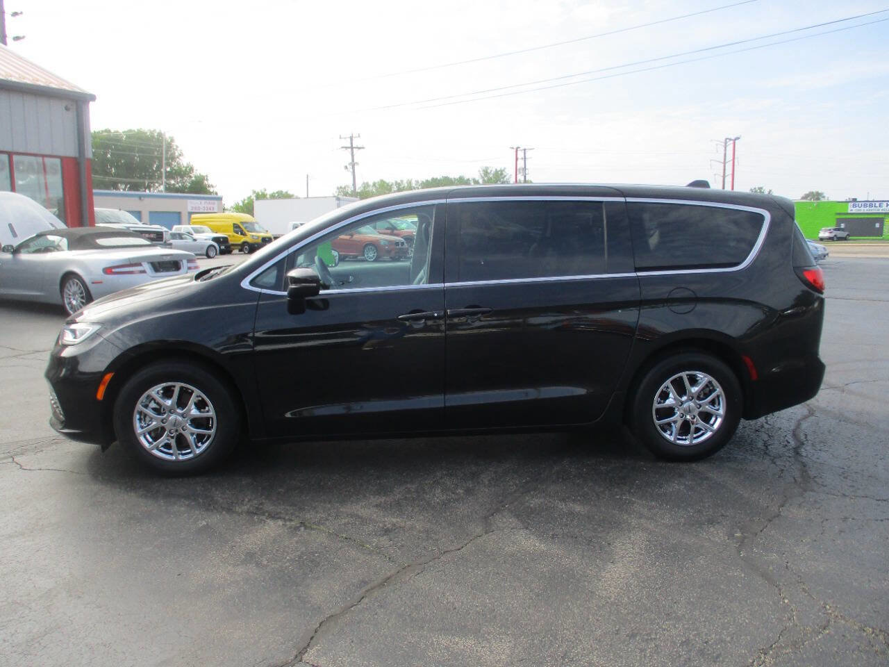 Used 2023 Chrysler Pacifica Touring-L FWD image 2