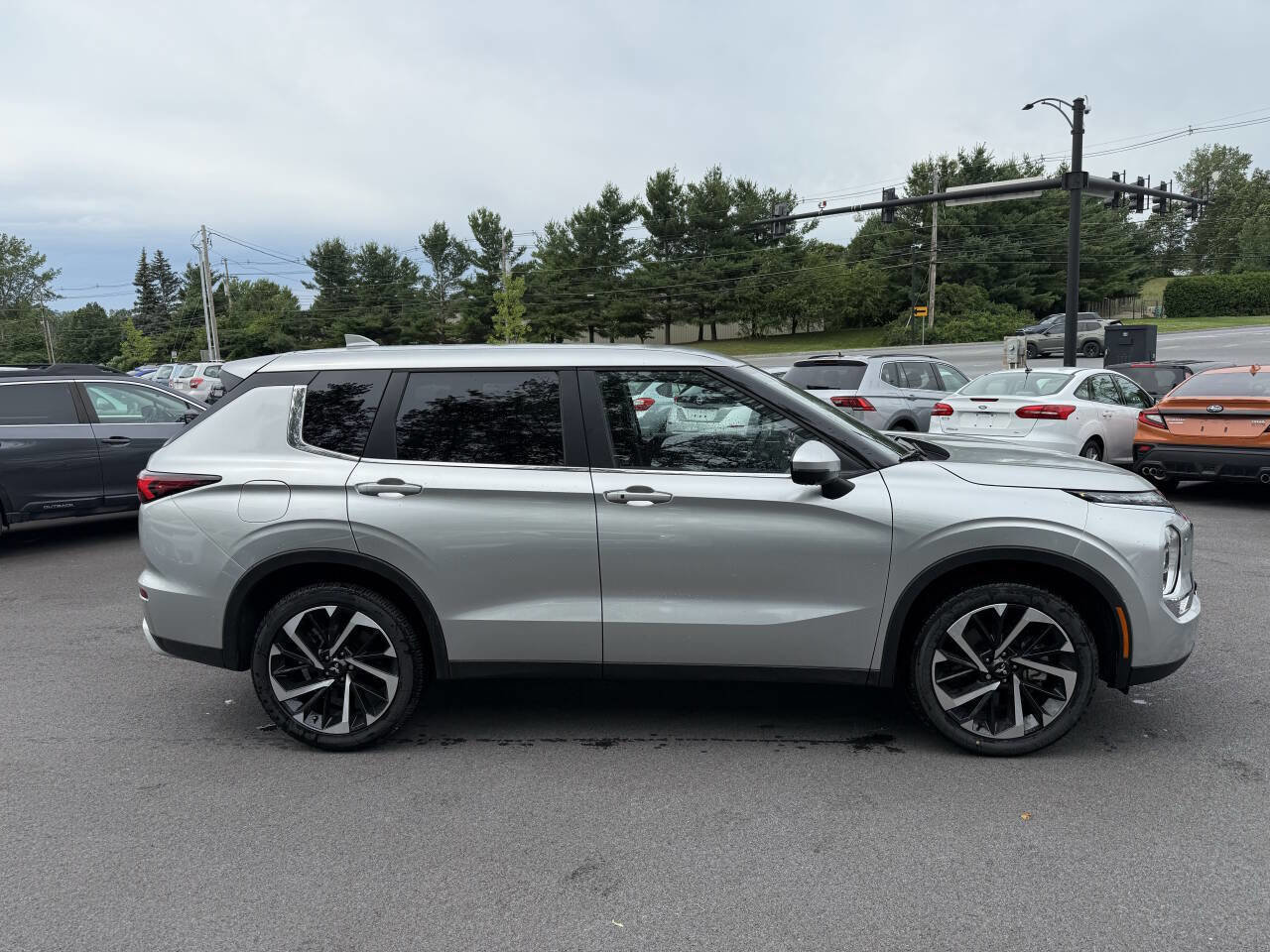 Used 2024 Mitsubishi Outlander SE image 3