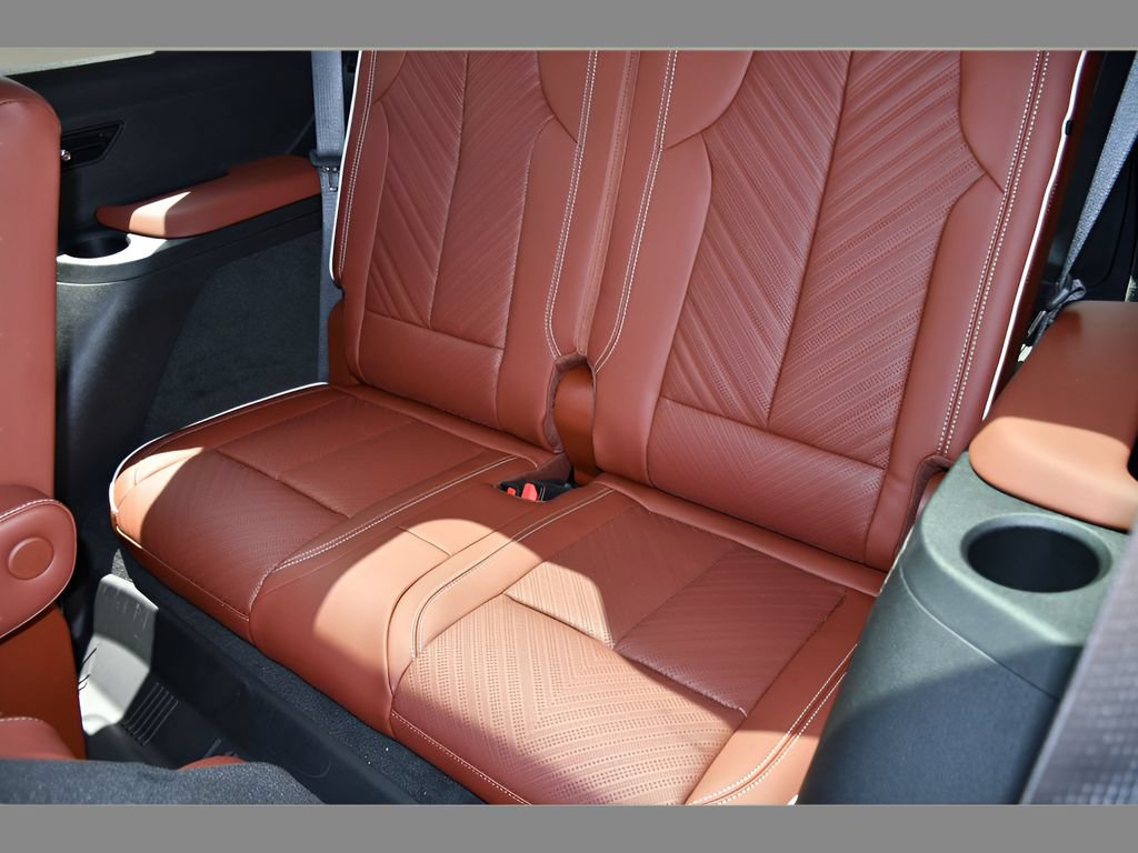 New 2027 Cadillac Vistiq Platinum w/ LPO, Floor Liner Package AWD/4WD image 16