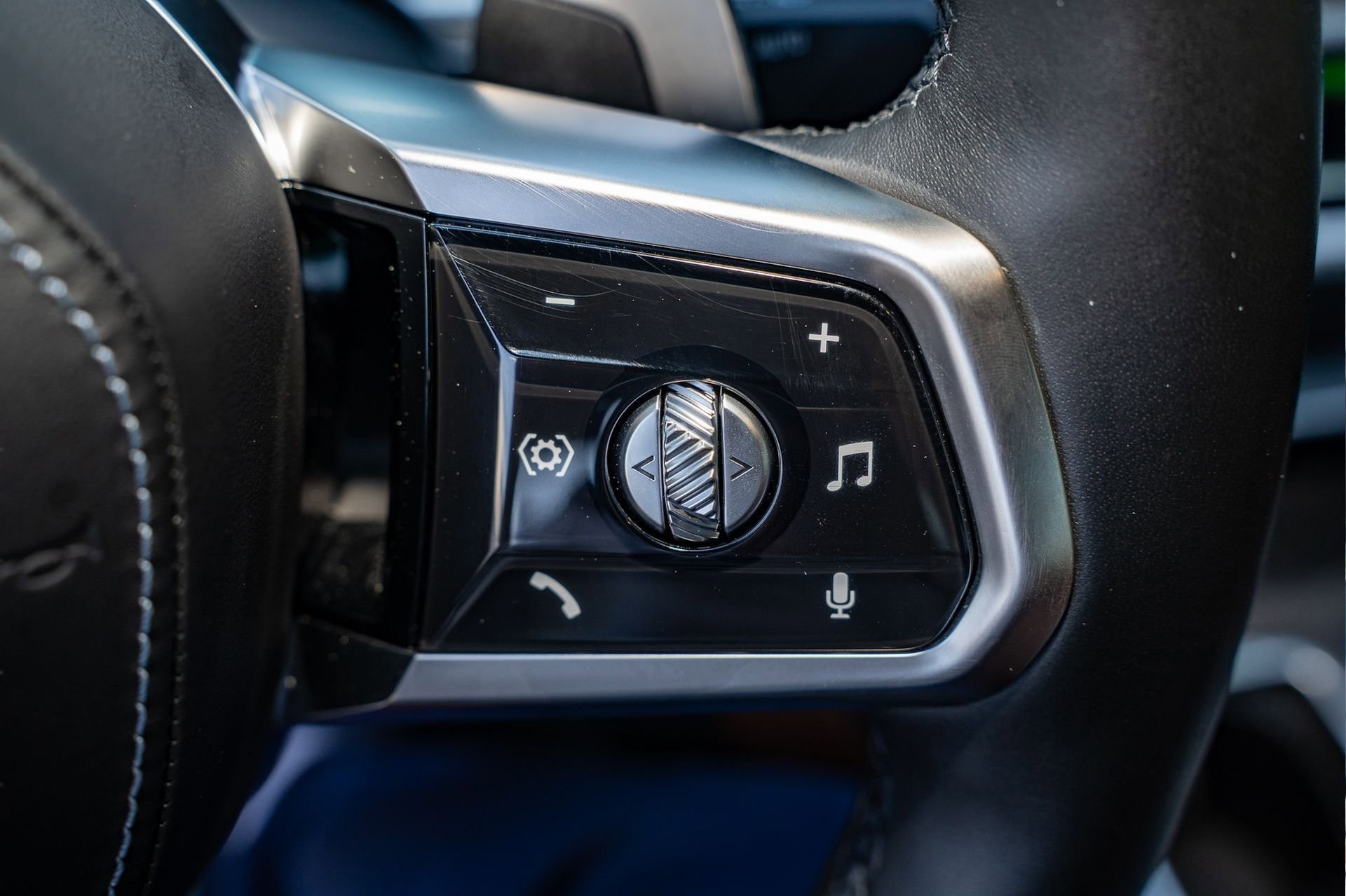 Used 2023 BMW 740i w/ Executive Package image 31