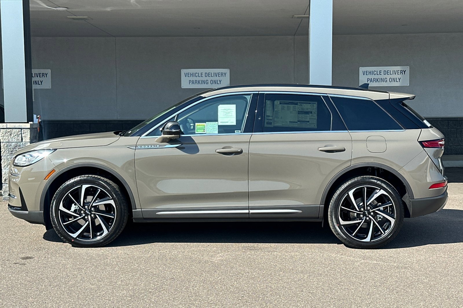 New 2025 Lincoln Corsair Reserve w/ Equipment Group 202A image 6