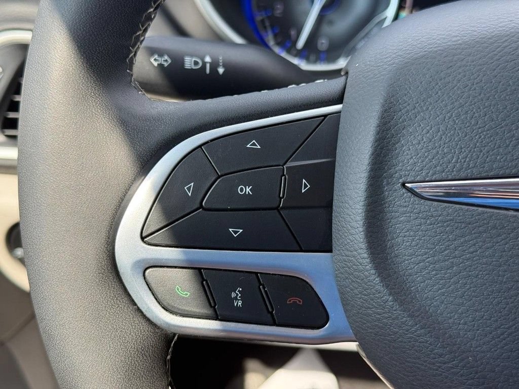 Certified 2024 Chrysler Pacifica Touring-L FWD image 15
