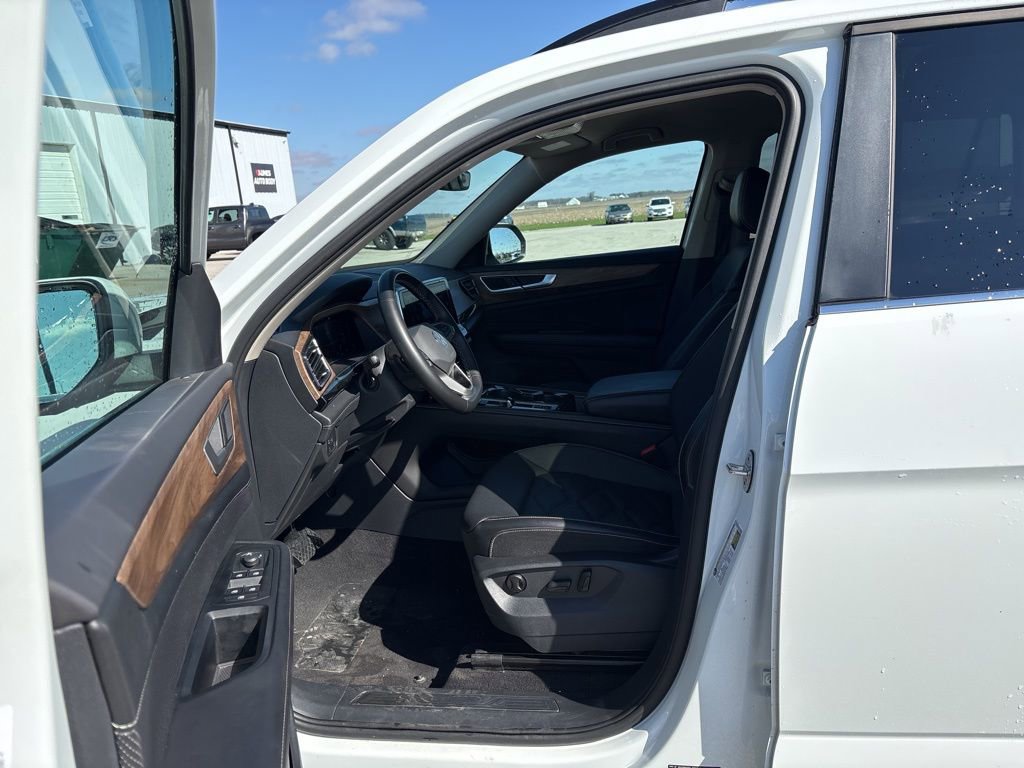 Used 2025 Volkswagen Atlas SE image 32