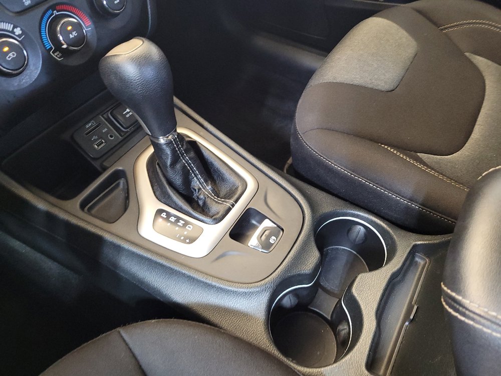 Used 2014 Jeep Cherokee Sport FWD image 26