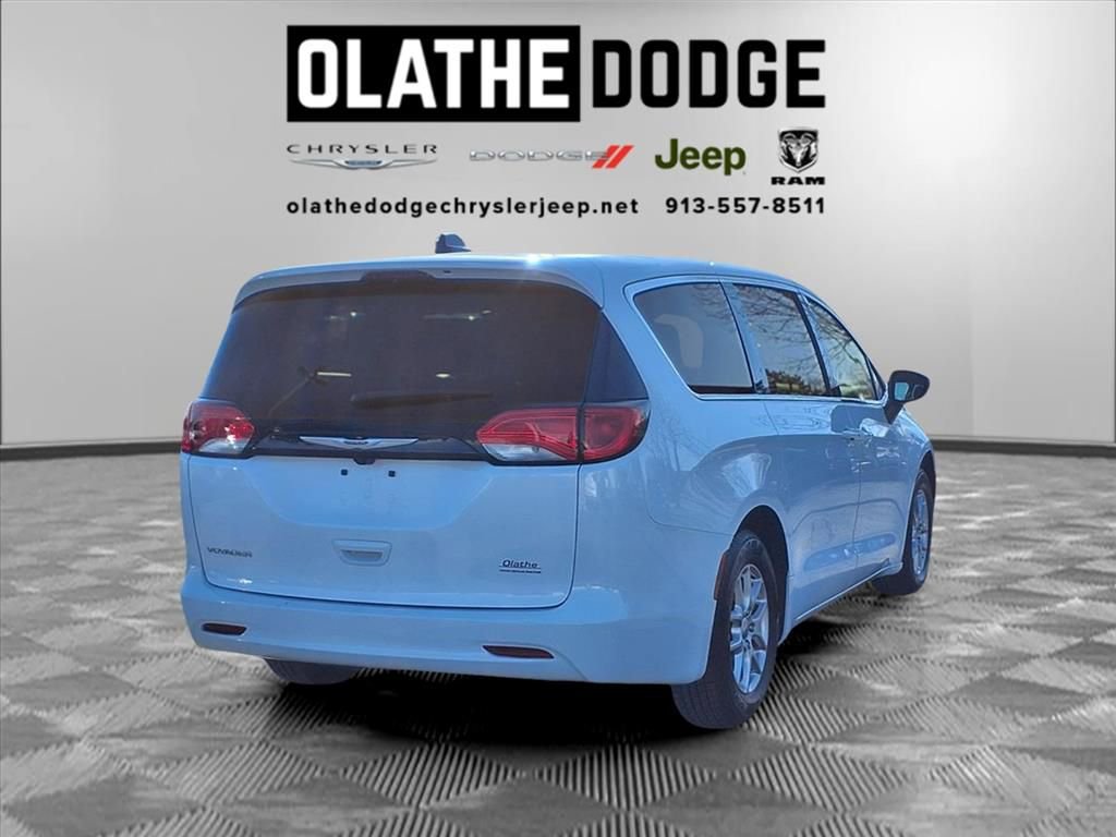 Used 2024 Chrysler Voyager LX image 30
