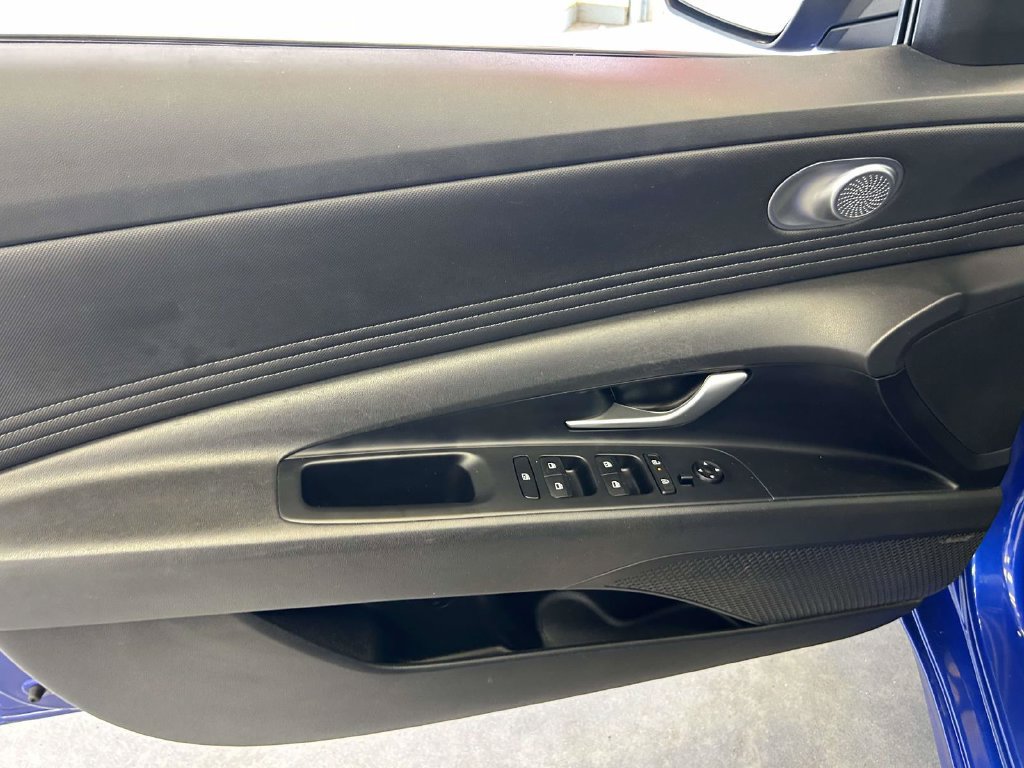 Used 2025 Hyundai Elantra Limited FWD image 17
