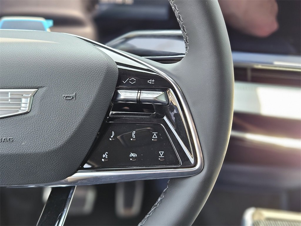 New 2025 Cadillac Optiq Luxury 2 image 24