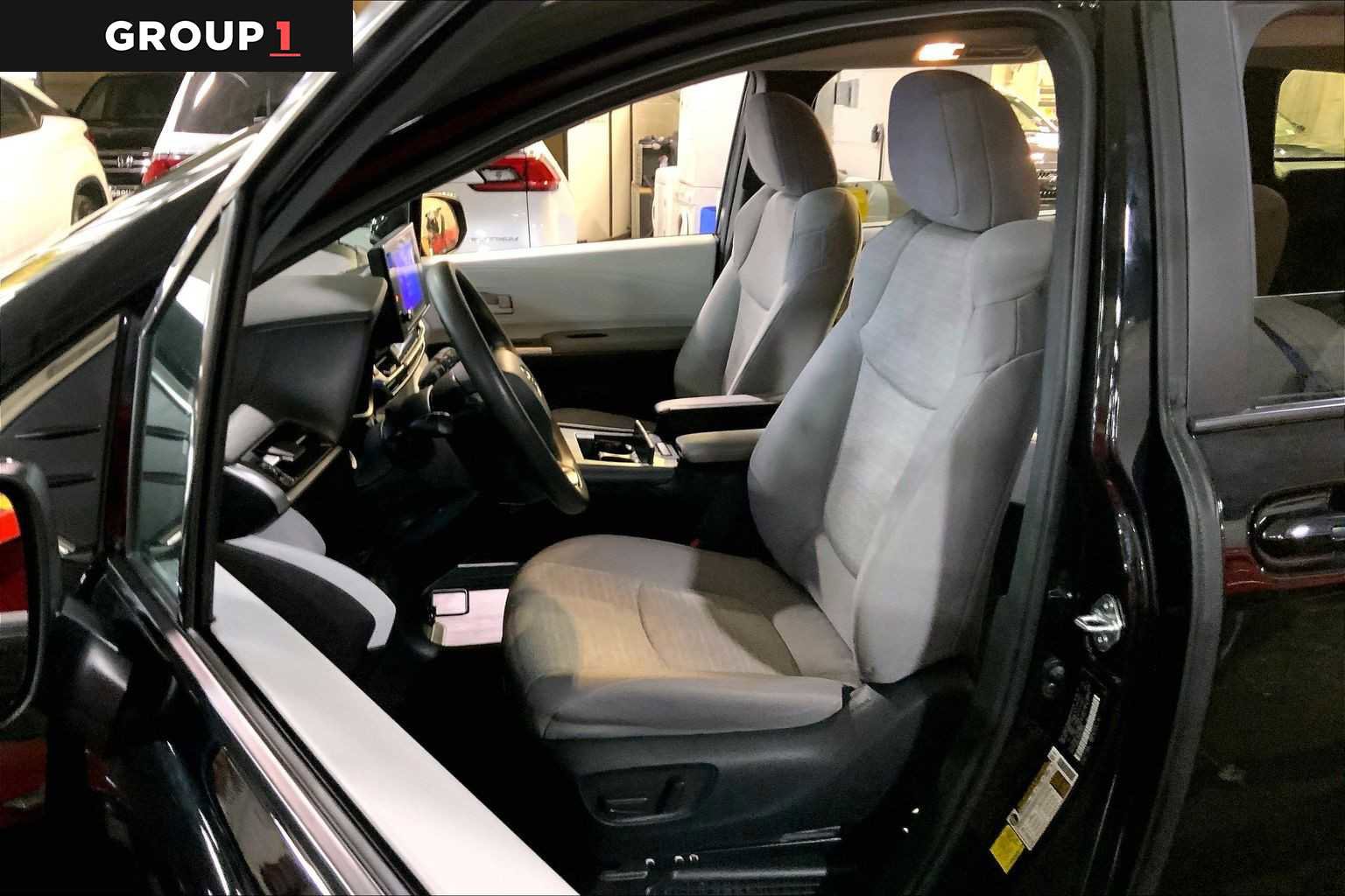 Certified 2025 Toyota Sienna LE image 8