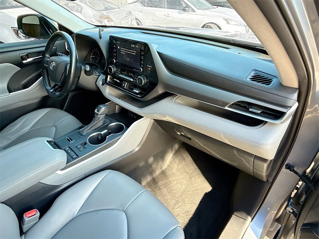 Used 2020 Toyota Highlander XLE image 34