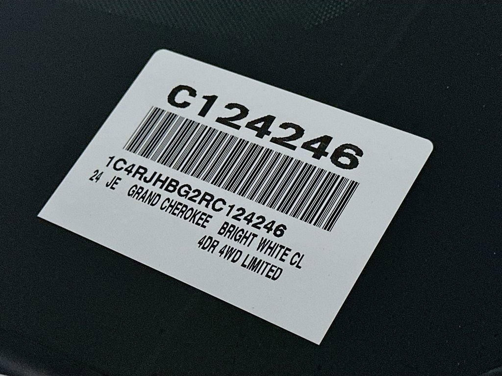 Certified 2024 Jeep Grand Cherokee Limited w/ Trailer Tow Package AWD/4WD image 32