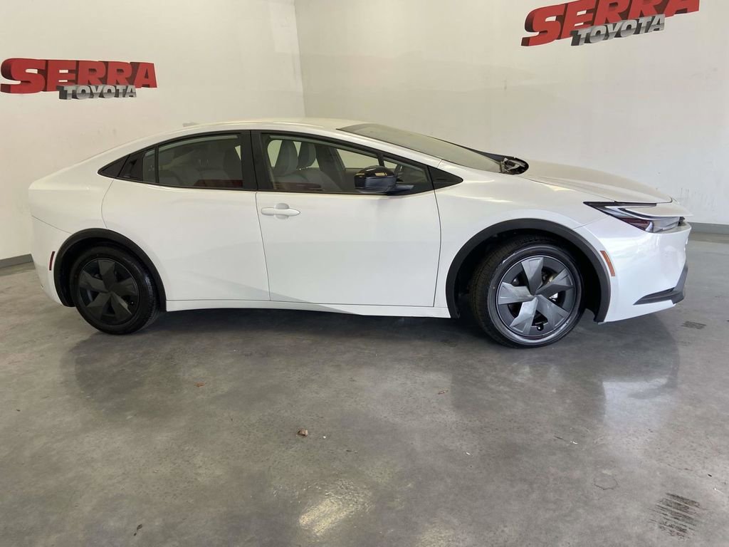 Used 2025 Toyota Prius LE FWD image 2