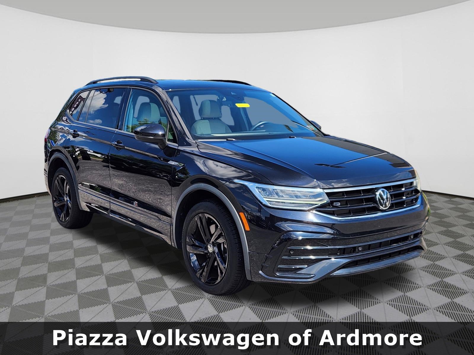 Certified 2023 Volkswagen Tiguan SE R-Line AWD/4WD image 1
