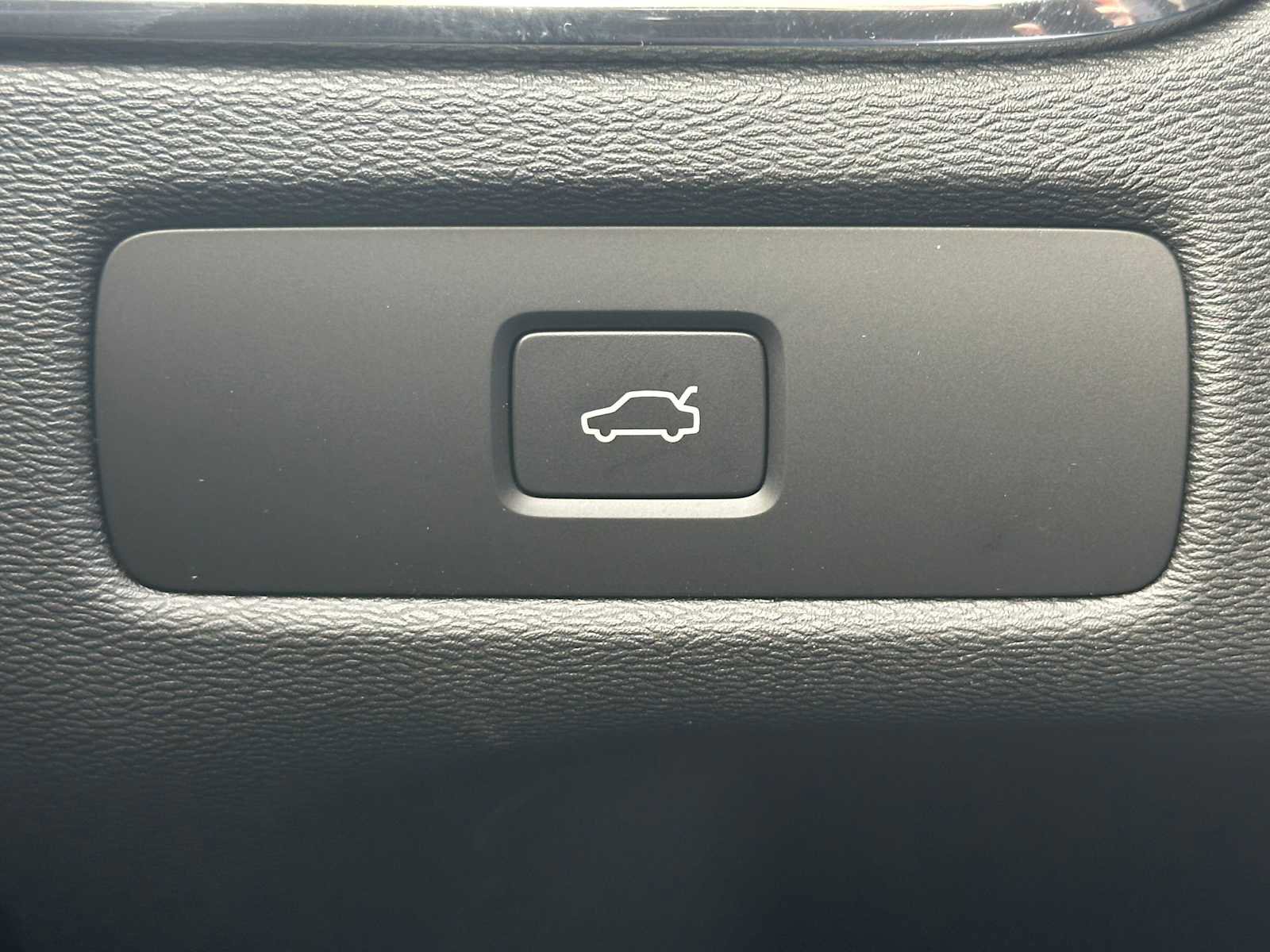 Used 2026 Volvo XC60 B5 Plus w/ Climate Package PRO image 33