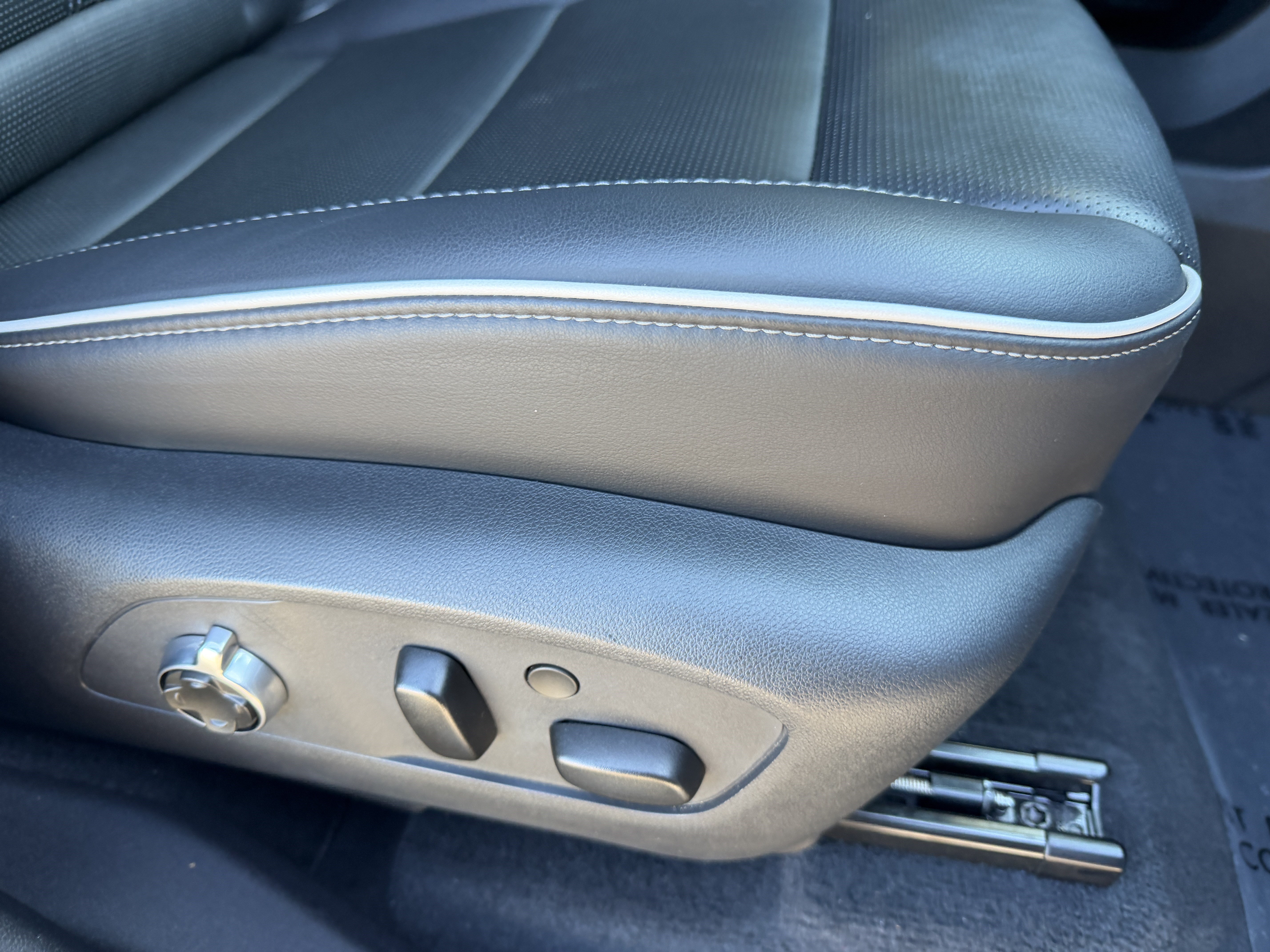 Used 2025 Buick Enclave Avenir FWD image 21