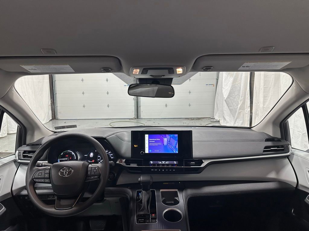 Used 2025 Toyota Sienna LE image 42