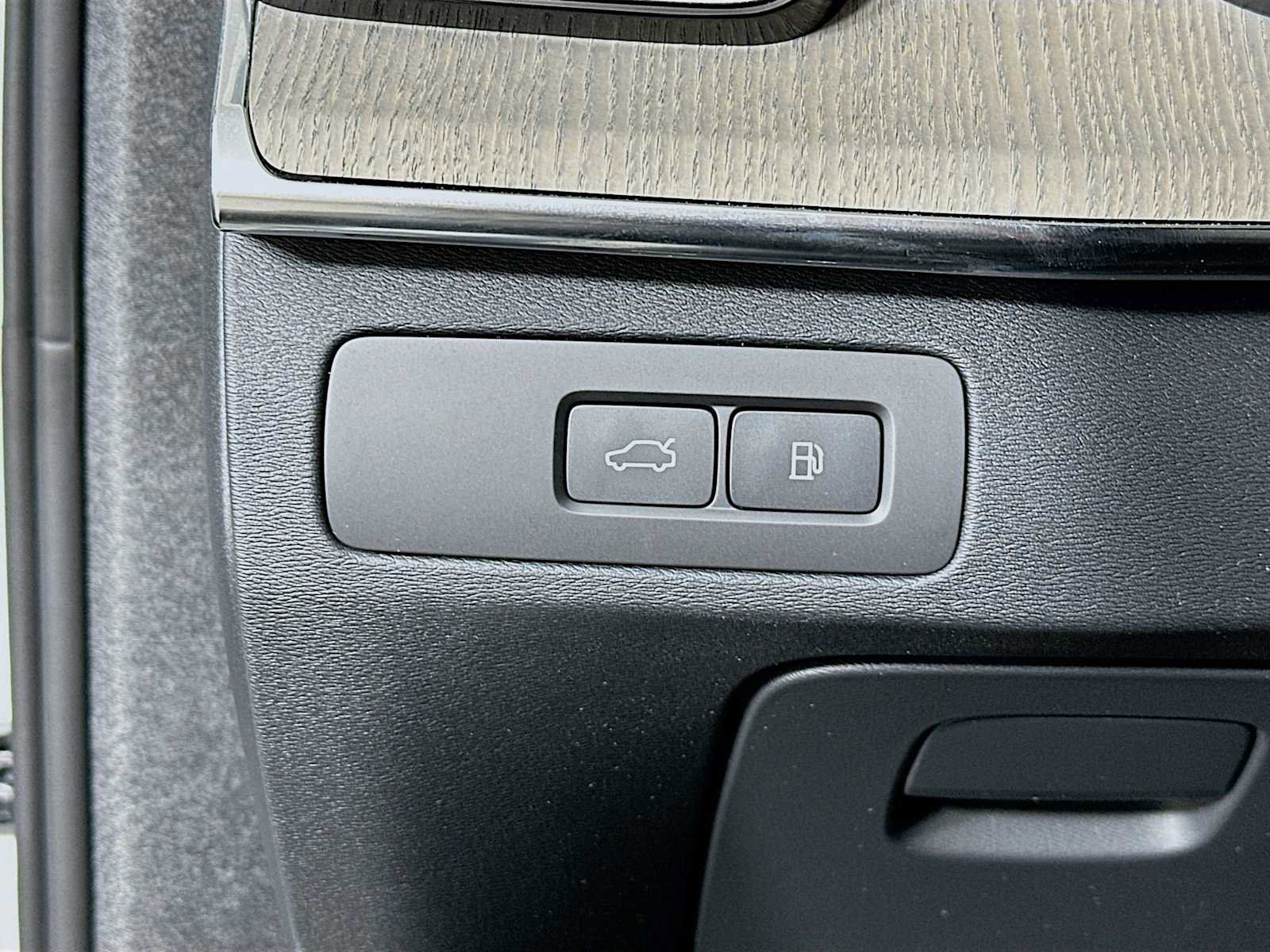 Used 2025 Volvo XC90 T8 Ultra w/ Protection Package Premier image 10