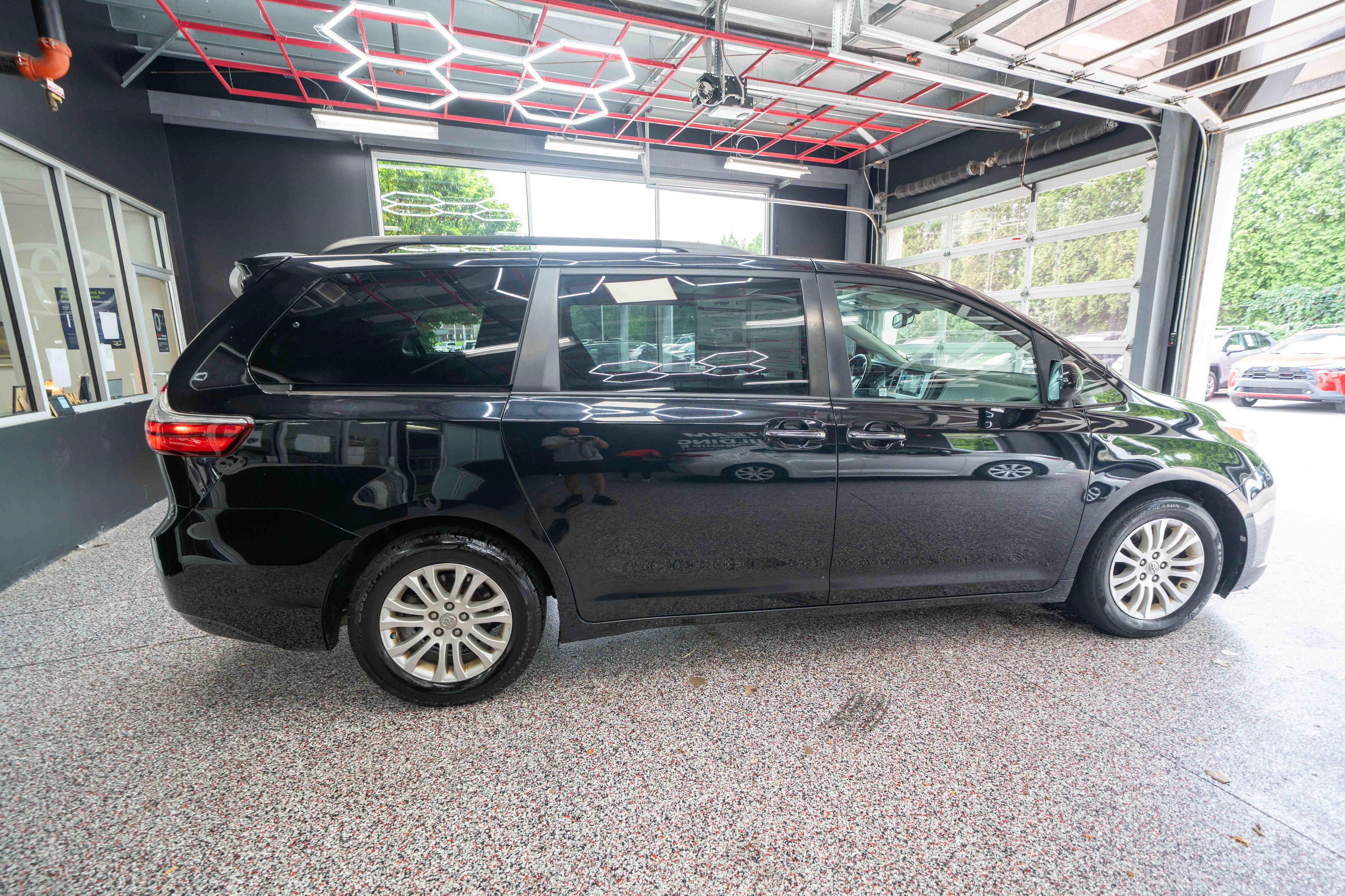 Used 2017 Toyota Sienna XLE Premium FWD image 4