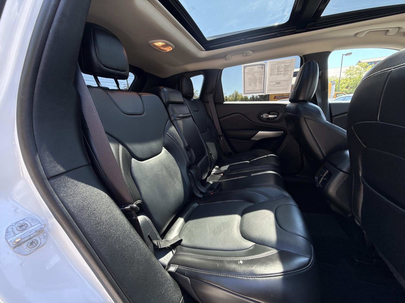 Used 2016 Jeep Cherokee Overland AWD/4WD image 15