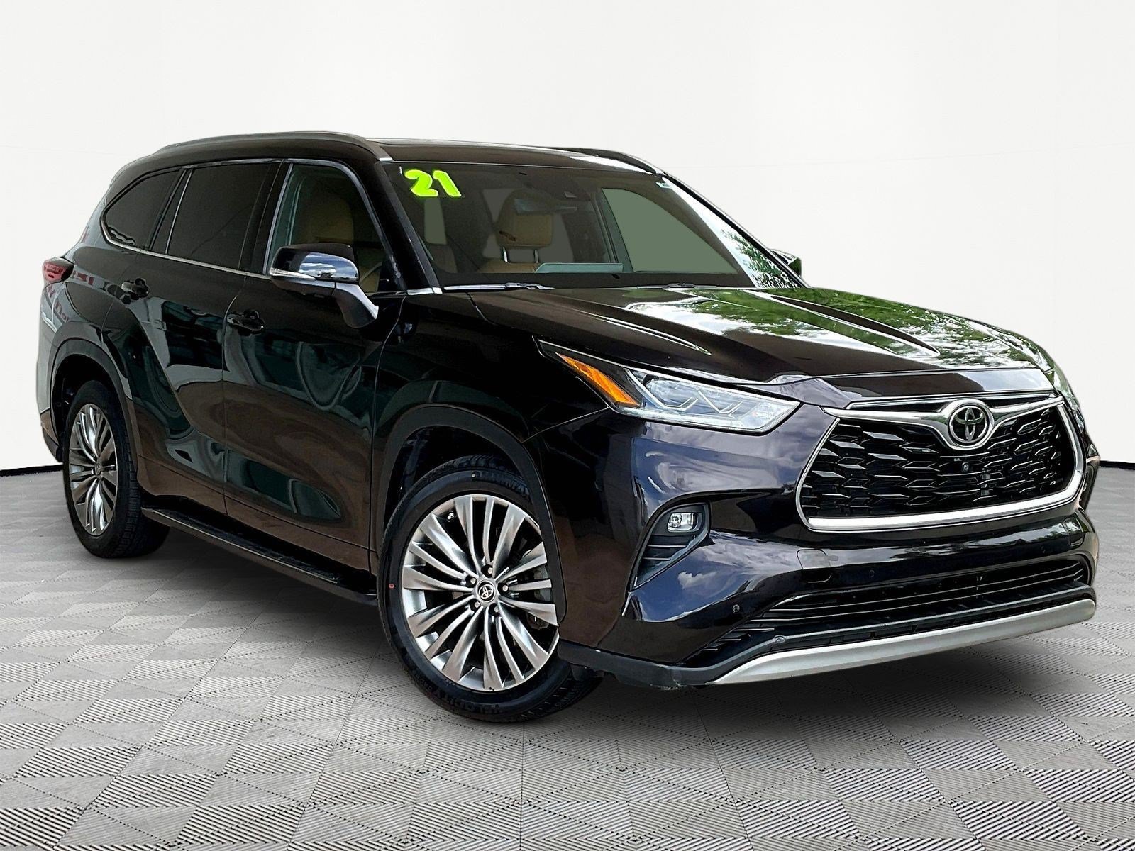Used 2021 Toyota Highlander Platinum FWD image 3