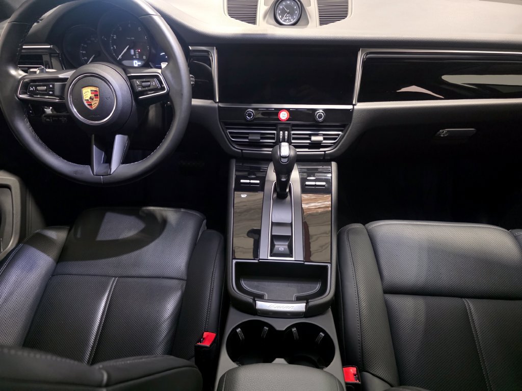 Certified 2024 Porsche Macan AWD/4WD image 19