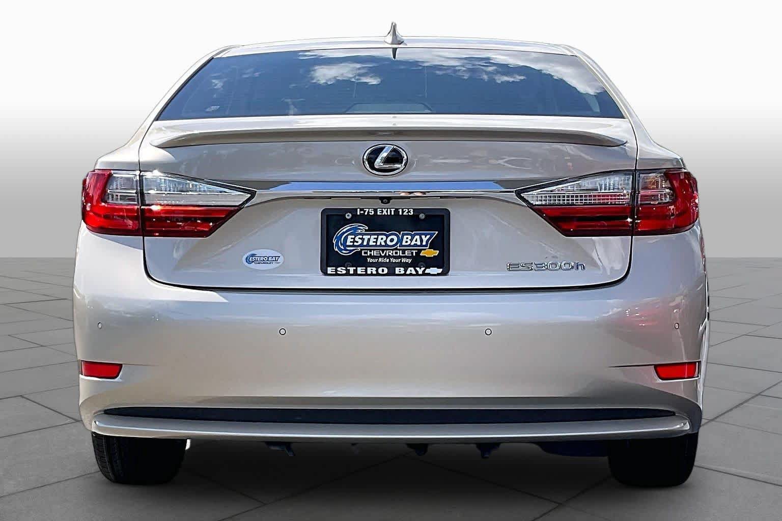 Used 2017 Lexus ES 300h w/ Luxury Package FWD image 5