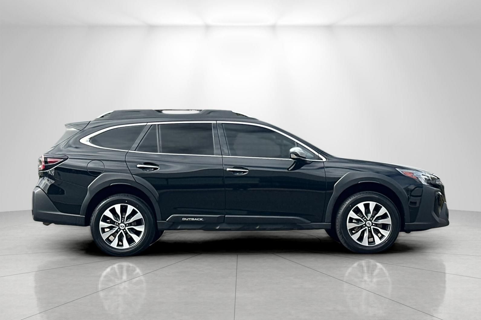 Used 2023 Subaru Outback Touring XT AWD/4WD image 2