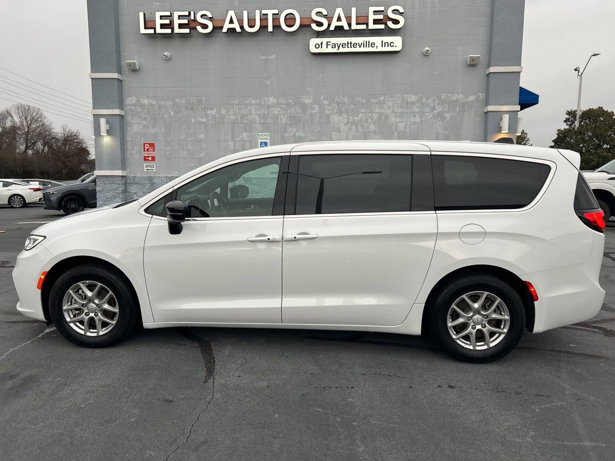Used 2025 Chrysler Pacifica Select FWD image 4