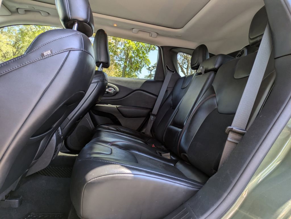 Used 2020 Jeep Cherokee Trailhawk w/ Technology Group AWD/4WD image 16