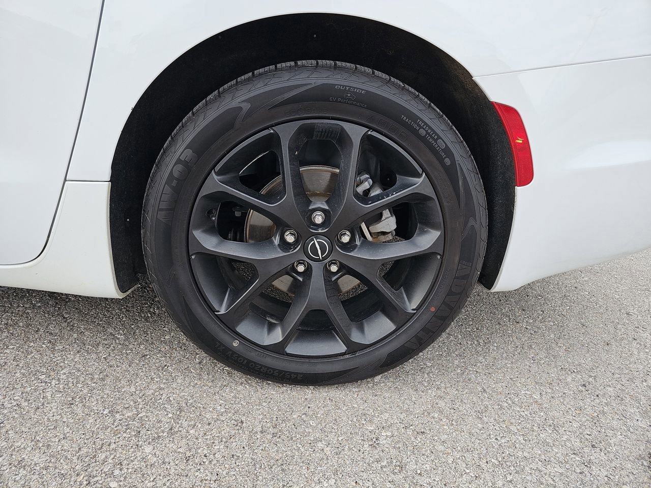 Used 2025 Chrysler Pacifica Limited image 40