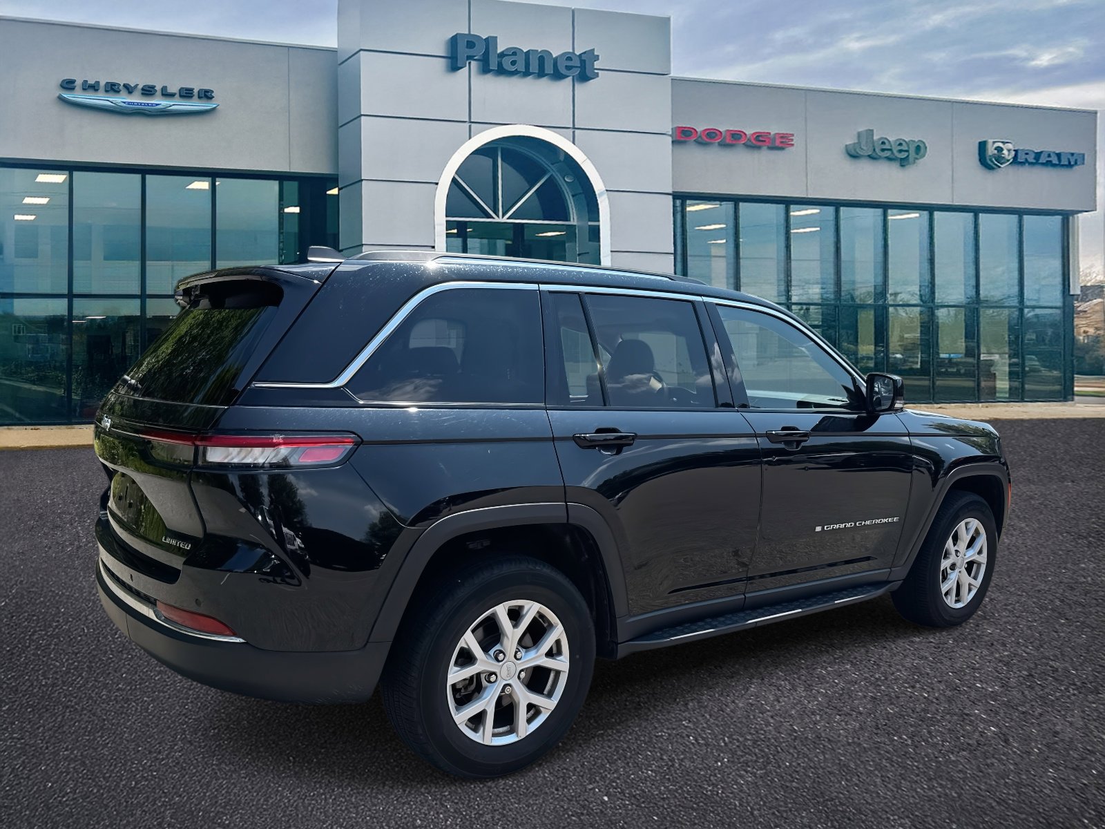 Used 2022 Jeep Grand Cherokee Limited w/ Luxury Tech Group II image 2