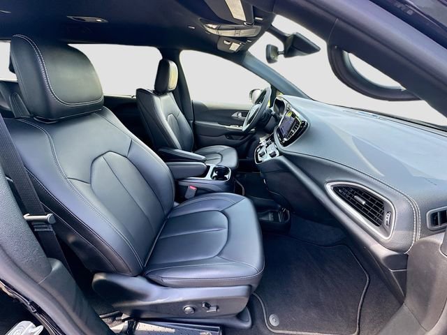 Used 2025 Chrysler Pacifica Select w/ Uconnect Theater Family Group FWD image 30